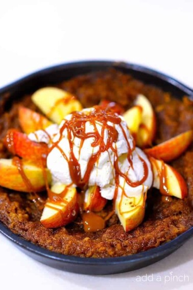 Apple crisp makes a favorite fall dessert and this blondie is no exception! All the flavors of apple crisp in an easy blondie recipe! // addapinch.com