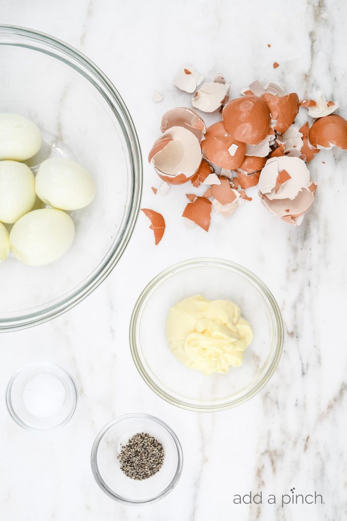 Egg Salad Sandwich Recipe - This classicÂ egg salad sandwich recipe makes the best sandwich recipe! Light, creamy and delicious it makes the perfect quick and easy lunch or light supper. Â // addapinch.com