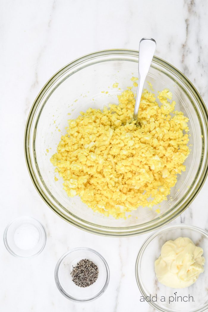 Egg Salad Sandwich Recipe - This classicÂ egg salad sandwich recipe makes the best sandwich recipe! Light, creamy and delicious it makes the perfect quick and easy lunch or light supper. Â // addapinch.com