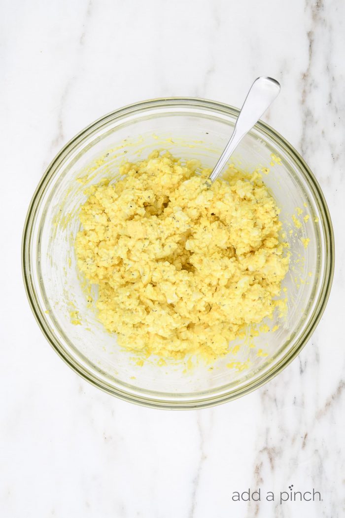 Egg Salad Sandwich Recipe - This classicÂ egg salad sandwich recipe makes the best sandwich recipe! Light, creamy and delicious it makes the perfect quick and easy lunch or light supper. Â // addapinch.com
