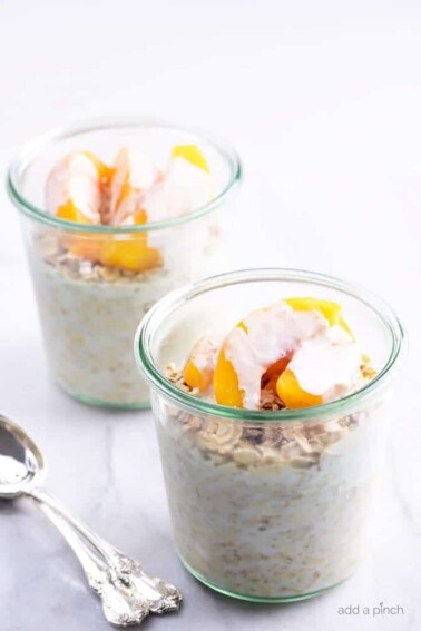Peaches and Cream Overnight Oats Recipe - Peaches and Cream Overnight Oats make an easy and delicious breakfast or snack! Made with oats, peaches, and cream, this is a recipe perfect for busy mornings! // addapinch.com