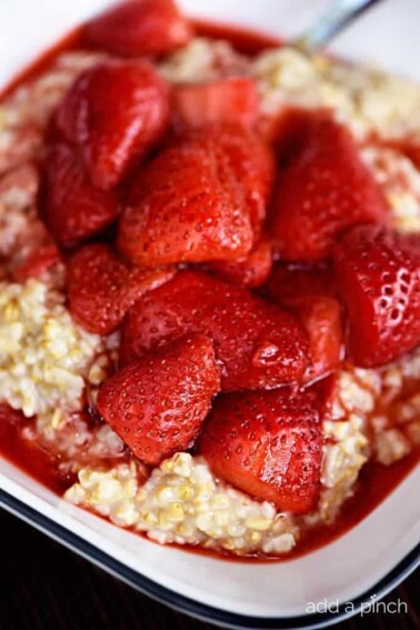Strawberry Overnight Oats Recipe - Overnight oats make for a quick and easy breakfast. Made of steel-cut oats, your choice of milk, and topped with fresh strawberries! So delicious! // addapinch.com